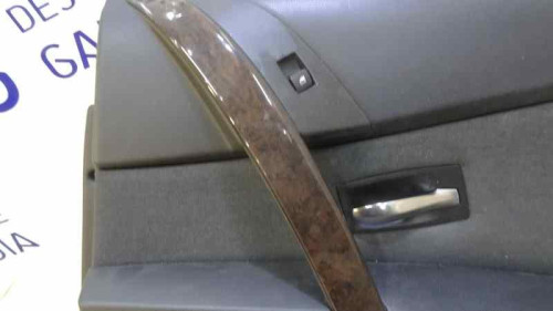 GUARNECIDO PUERTA TRASERA DERECHA de segunda mano