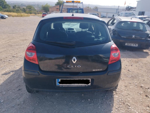 RENAULT CLIO III — vehículo donante para recambios 