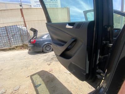 GUARNECIDO PUERTA TRASERA IZQUIERDA