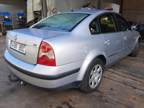  VOLKSWAGEN PASSAT BERLINA (3B3) 