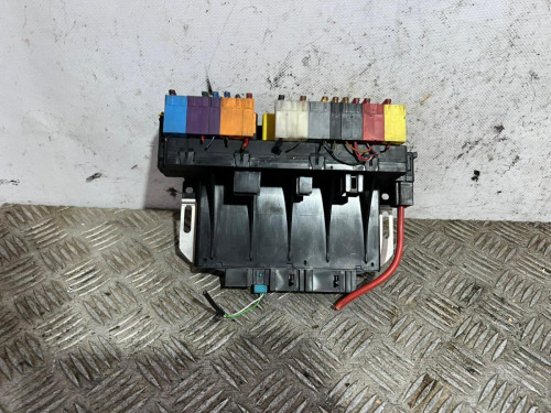 CAJA RELES / FUSIBLES 