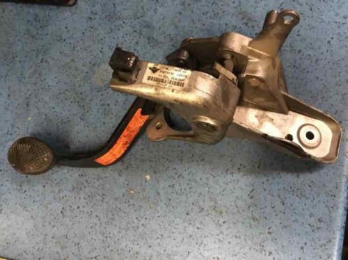 PEDAL EMBRAGUE 
